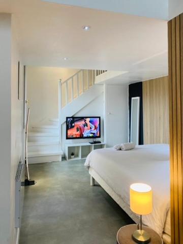 une chambre avec un lit et une télévision dans l'établissement Deauville plein coeur, à Deauville