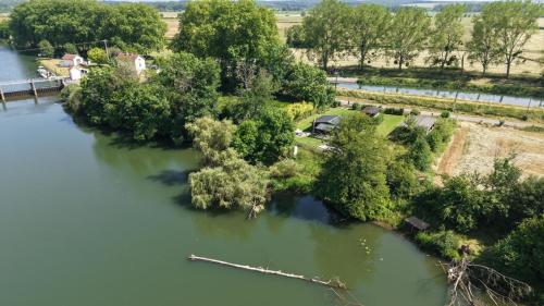 Photo de la galerie de l'établissement chalet sans voisin, rivière, nature, terrain clos, à Rigny