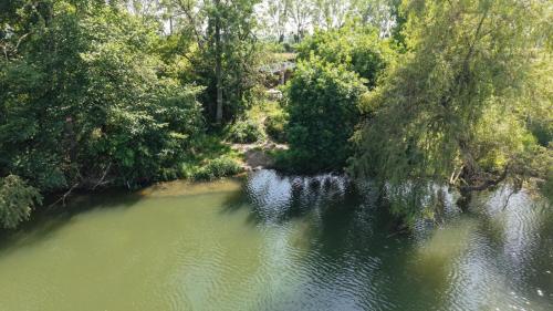 Photo de la galerie de l'établissement chalet sans voisin, rivière, nature, terrain clos, à Rigny
