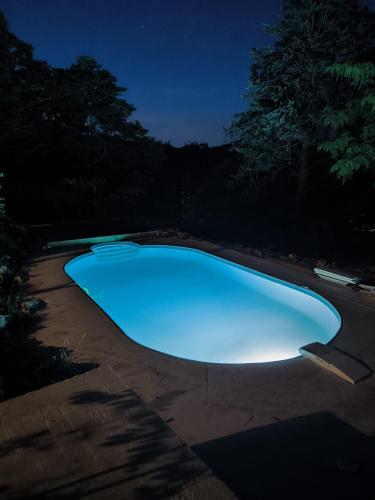 - une grande piscine bleue la nuit dans l'établissement Chez Marguerite, à Labastide-de-Virac