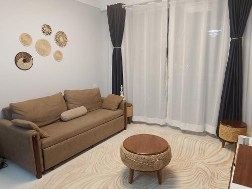 a living room with a couch and a table at Sabaki's Homely One bedroom Apartment - Near JKIA, Airport in Marimbeti