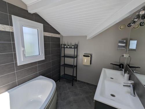 une salle de bain avec des toilettes blanches et un lavabo dans l'établissement La Villa du Moulignon, à Saint-Vincent-de-Tyrosse