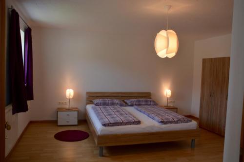 ein Schlafzimmer mit einem Bett mit zwei Kissen darauf in der Unterkunft Haus Claudia in Reutte