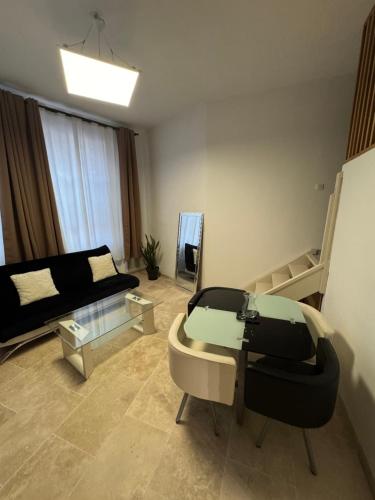 un salon avec un canapé et un lit dans l'établissement Magnifique 2 pièces en plein centre de Cannes à côté des plages, à Cannes