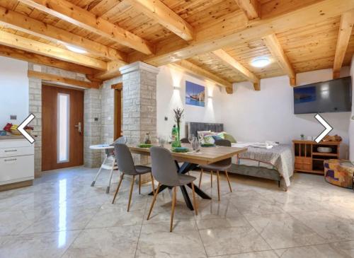 Apartment Karlo, Heated pool, private parking