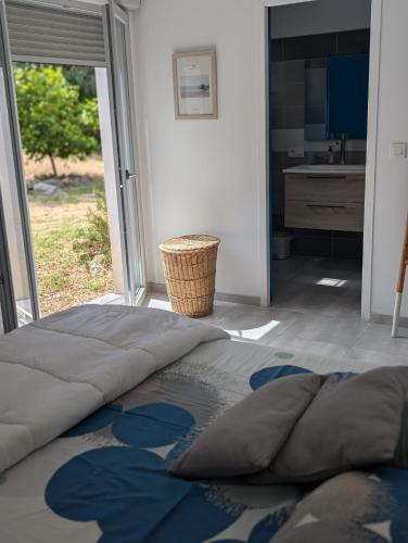 a bedroom with a large bed and a kitchen at Maison climatisée de 3 chambres avec piscine privée in Sotta