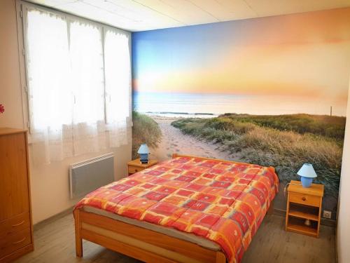 - une chambre avec un lit et une peinture sur la plage dans l'établissement Appartement - 4 personnes - Saint-Hilaire-de-Riez, à Saint-Hilaire-de-Riez