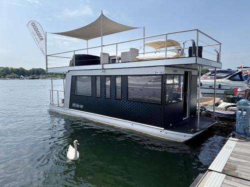 Θέα στο ποτάμι κοντά σε αυτό το πλωτό κατάλυμα