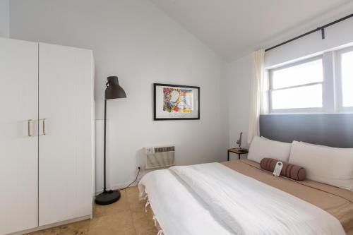 a bedroom with a large bed and a window at Su Casa at Venice Beach in Los Angeles