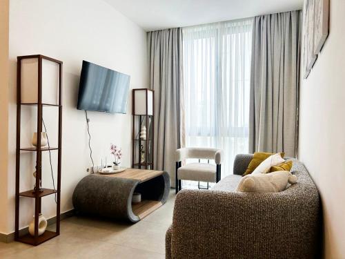 Μια τηλεόραση ή/και κέντρο ψυχαγωγίας στο Modern Luxury Apartment in Nova by Devtraco- prime location and convenient 15mins from the airport