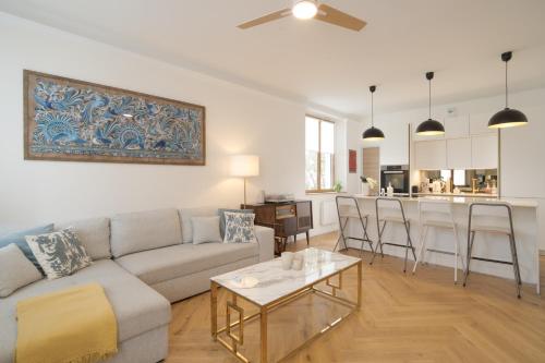 un salon avec un canapé et une table dans l'établissement Appartement Villa Toki-Ona, à Antibes