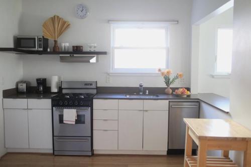a kitchen with a stove and a sink at Su Casa at Venice Beach in Los Angeles