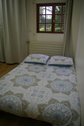 un lit dans une chambre avec deux oreillers dessus dans l'établissement Juniper House, à Vulaines-sur-Seine