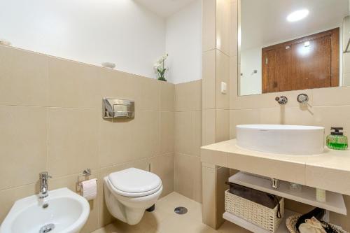 a bathroom with a toilet and a sink at Entre o Vale e o Mar - Herdade dos Salgados in Guia