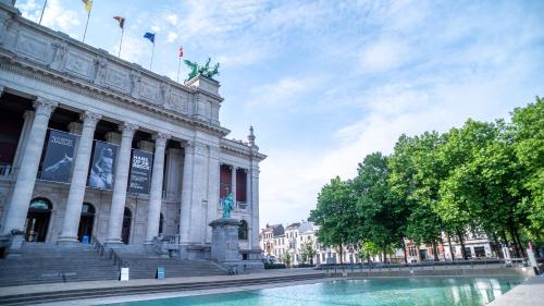a building with a fountain in front of it at De Visitatie Rupelmonde in Rupelmonde