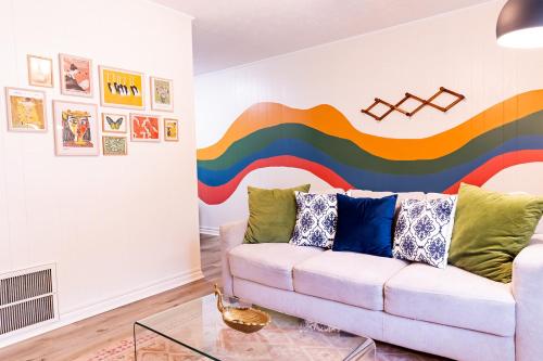 Ruang duduk di Artist's Bungalow - 1/2 mi from Covington Square