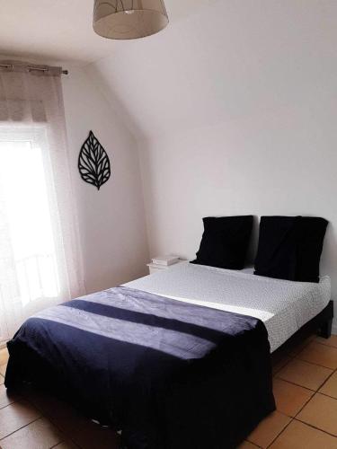 une chambre avec un lit avec une couette noire et blanche dans l'établissement Sea and Sun 3, à Berck-sur-Mer