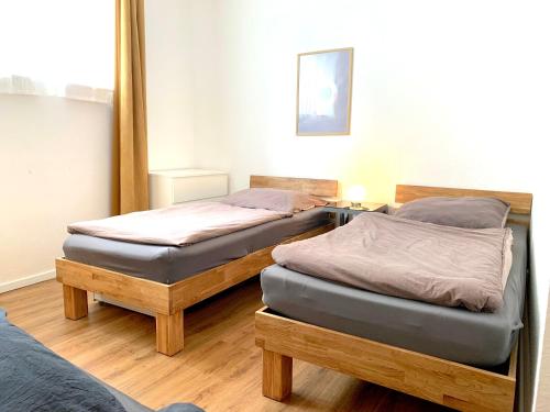 two twin beds in a room with at Alles komplett - 2 Schlafzimmer, große Küche, Bad in Cologne