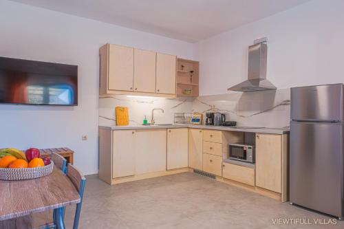 Η κουζίνα ή μικρή κουζίνα στο Viewtifullvillas private Pool & Playground
