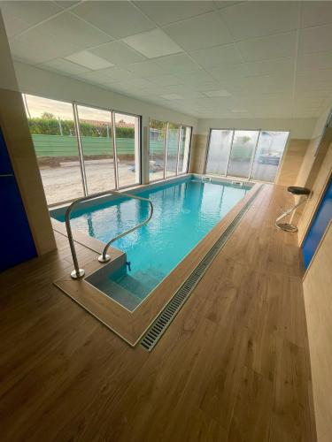 une grande piscine intérieure dans un immeuble dans l'établissement Cocon landais entre piscine et océan, à Onesse-et-Laharie