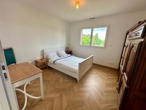 une petite chambre avec un lit et une fenêtre dans l'établissement Cocon landais entre piscine et océan, à Onesse-et-Laharie