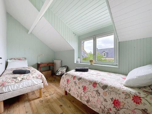 une chambre avec deux lits et une fenêtre dans l'établissement Le patio des moussaillons, à Blainville-sur-Mer