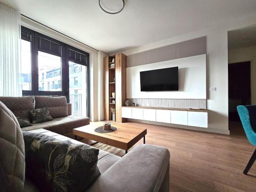 Televisyen dan/atau pusat hiburan di Belgrade Waterfront Nomad Luxury Apartments
