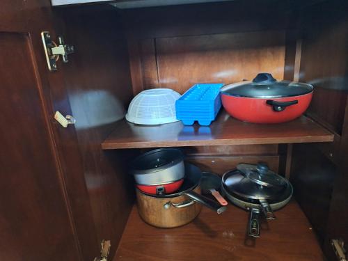 a kitchen with a pot and pans on a shelf at Villa Prados del Rio - Guanacaste, Costa Rica in Comunidad