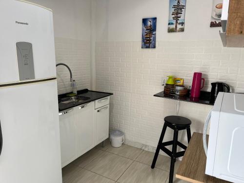 Dapur atau dapur kecil di Brisa da Ilha - Estúdios ao lado do aeroporto