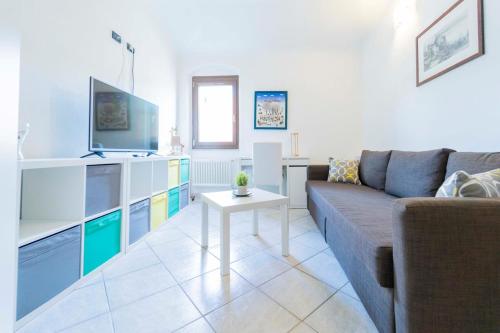 a living room with a couch and a table at Casa tipica ligure lungomare in pieno centro in Lerici