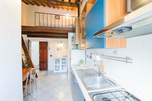a kitchen with a sink and a counter top at Casa tipica ligure lungomare in pieno centro in Lerici