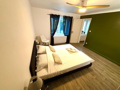 une chambre avec un lit et un mur végétal dans l'établissement Maison des Mûriers, 150 m2, Piscine privée, Clim, à Aigues-Vives