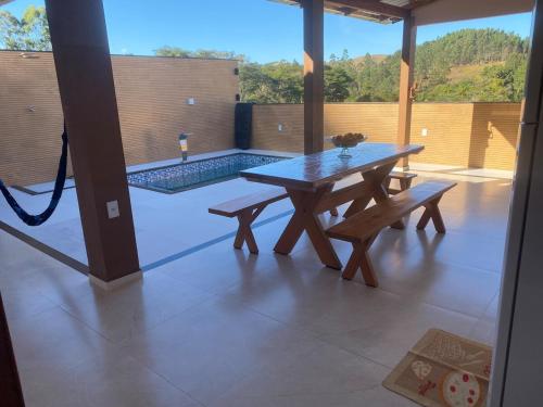 Πισίνα στο ή κοντά στο Casa com piscina em Pedra Roxa - Caparaó Capixaba