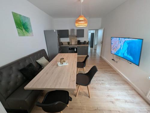 a living room with a wooden table and chairs at Stilvolle Ferienwohnung am Paderquellgebiet mit Terasse in Paderborn