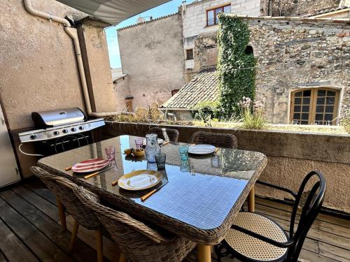a table and chairs on a balcony with a stove at Lou Caladou du Verdon - Riez in Riez