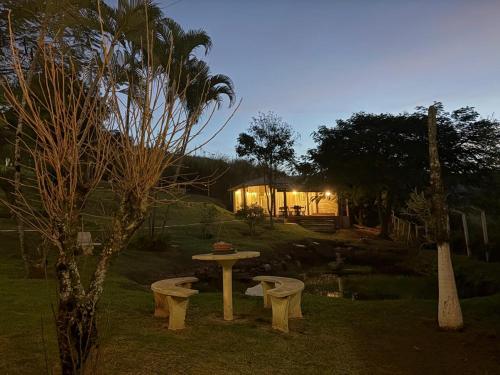 Taman di luar Pousada Duas Marias