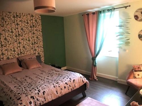 une chambre avec un lit et une fenêtre dans l'établissement Chez Elena, à Brunstatt