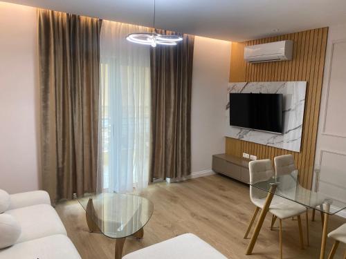 TV a/nebo společenská místnost v ubytování Brand New Sea View Free Parking - Blue Breeze Apartment