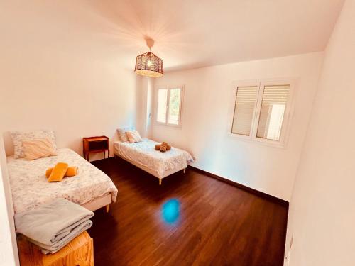 une chambre avec deux lits et une chaise dedans dans l'établissement Villa Exclusive Piscine Privée, aux Arcs-sur-Argens