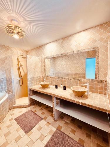 une salle de bain avec deux lavabos et un miroir dans l'établissement Villa Exclusive Piscine Privée, aux Arcs-sur-Argens