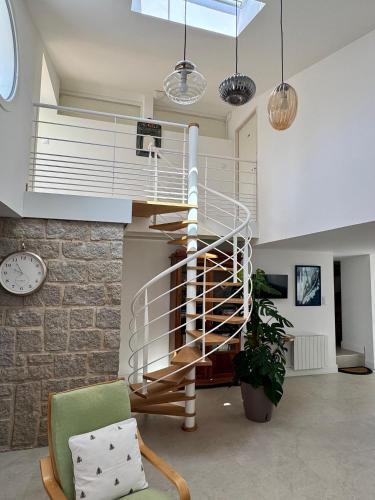 - un escalier en colimaçon dans le salon dans l'établissement Spacieuse maison de 190 m2, jardin, la plage à 15min à pied - 6 personnes, à Les Sables-dʼOlonne