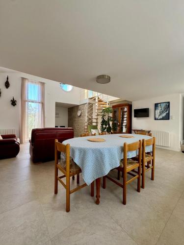 un salon avec une table, des chaises et un canapé dans l'établissement Spacieuse maison de 190 m2, jardin, la plage à 15min à pied - 6 personnes, à Les Sables-dʼOlonne