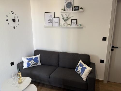 a living room with a couch and a table at Meltemi in Ferma