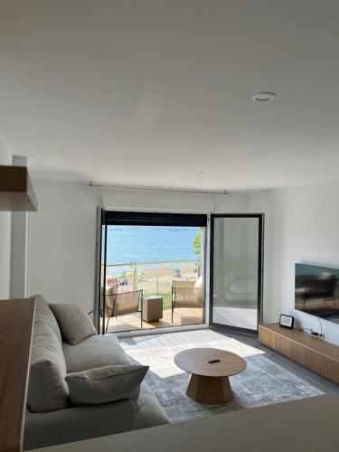 Piso Sinas con vistas al mar