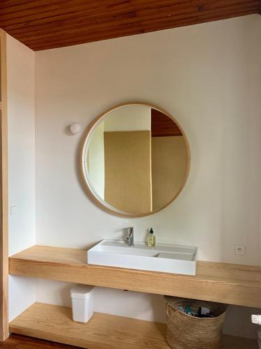 une salle de bain avec un lavabo et un miroir dans l'établissement La maison Piclaouey, à Lège-Cap-Ferret