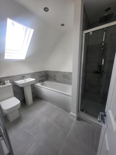 ein Badezimmer mit Toilette, Waschbecken und Dusche in der Unterkunft Bright & Spacious 3-Bed Rotherham Home Ideal for Families or Contractors in Kimberworth