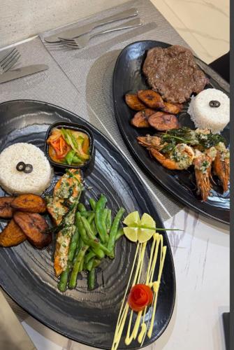 Comida en o cerca de este hotel