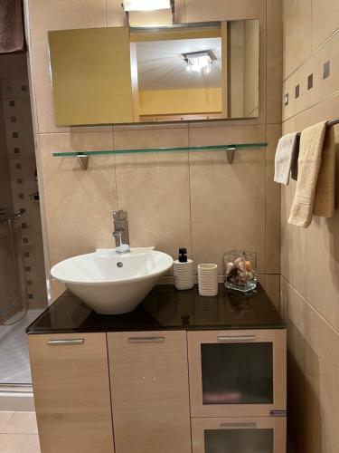 Cozy ground floor studio near metro!