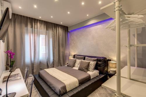 - une chambre dotée d'un lit avec des lumières violettes dans l'établissement Lux Apartment, à Rome