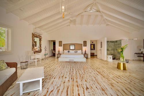 a large room with a bed and a couch at Villa Azulsalado - Frente a la playa in Las Terrenas
